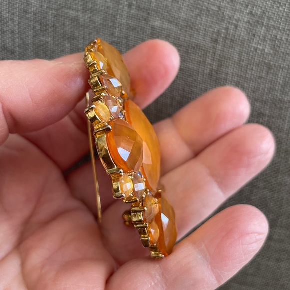 Elegant Gold Color Brooch - Picture 5 of 10